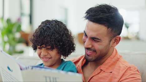 Padre,-Hijo-Y-Libro-Para-Leer-En-El-Sofá