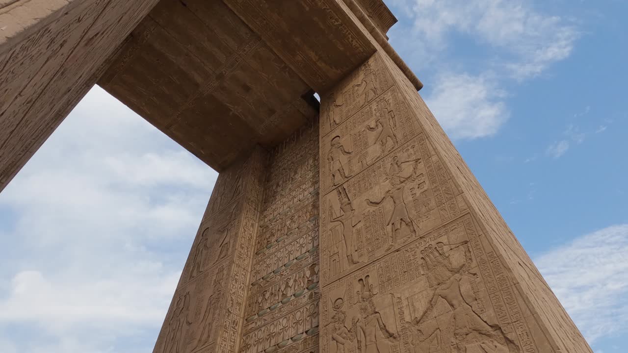 mirando hacia la gran pared con antiguos jeroglíficos tallados en el templo de karnak