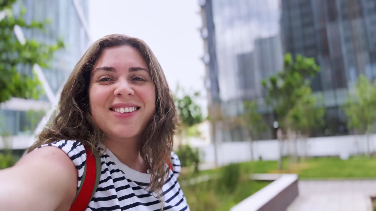 Mujer haciéndose un selfie en una ciudad