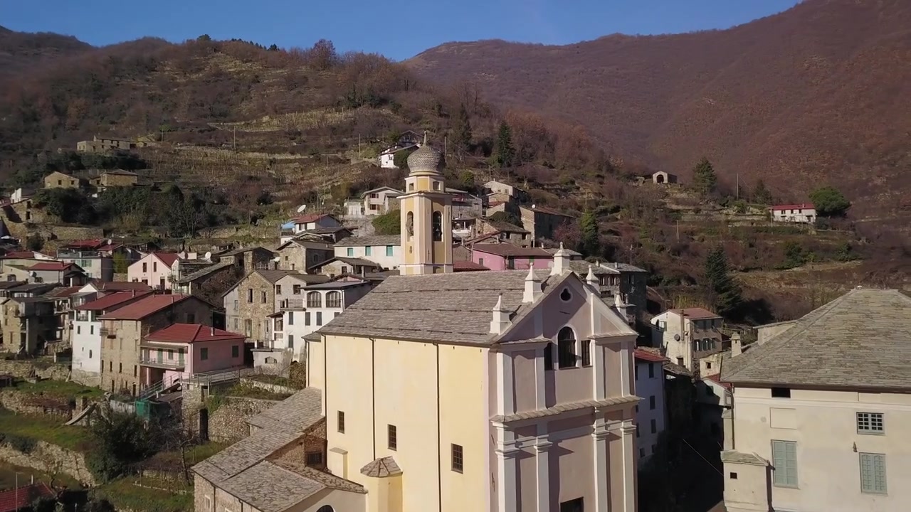 Rezzo, Imperia, Italia, è un piccolo e bellissimo villaggio italiano situato a pochi chilometri a sud-ovest di Genova. Questa clip fa parte di una serie di riprese con drone.