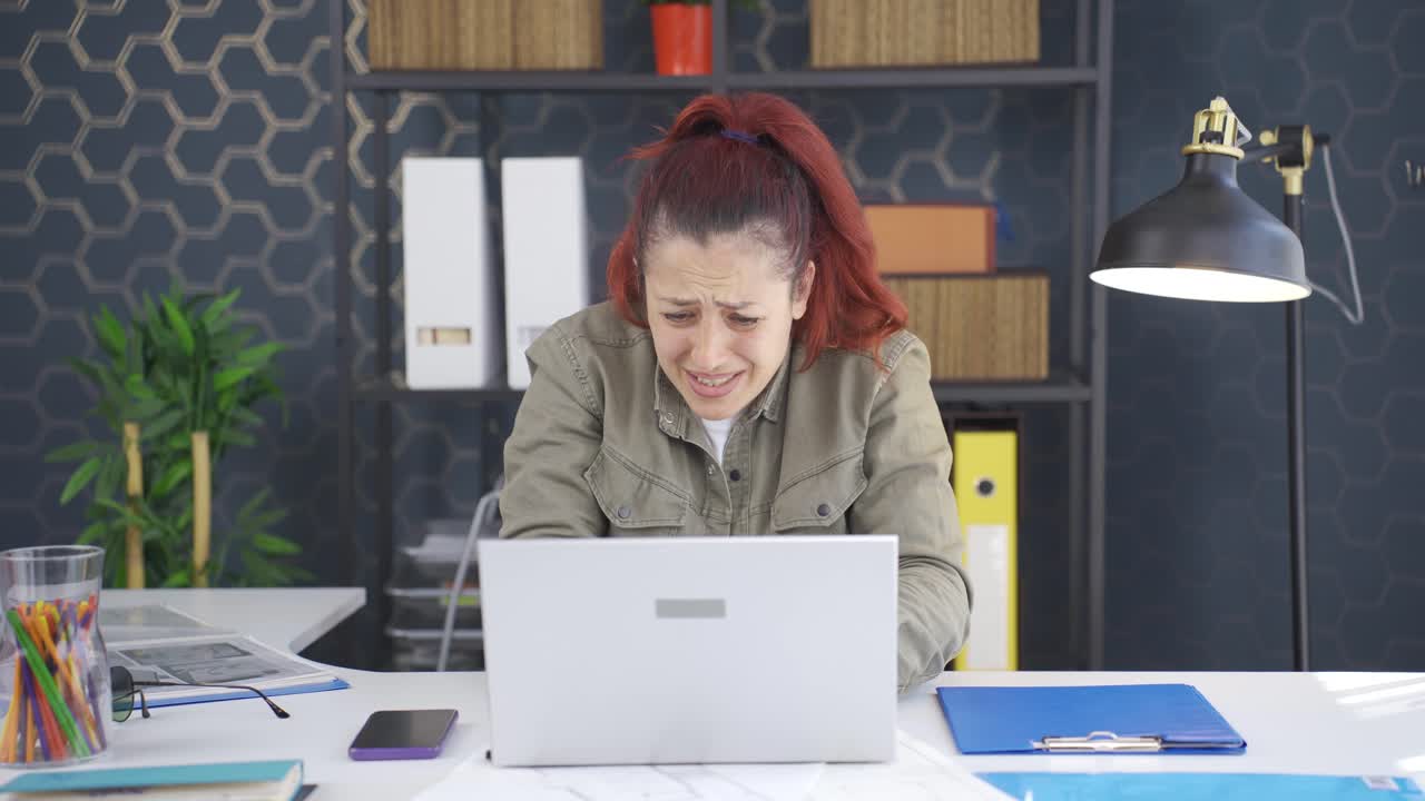 mujer de negocios haciendo una operación equivocada en la computadora portátil.