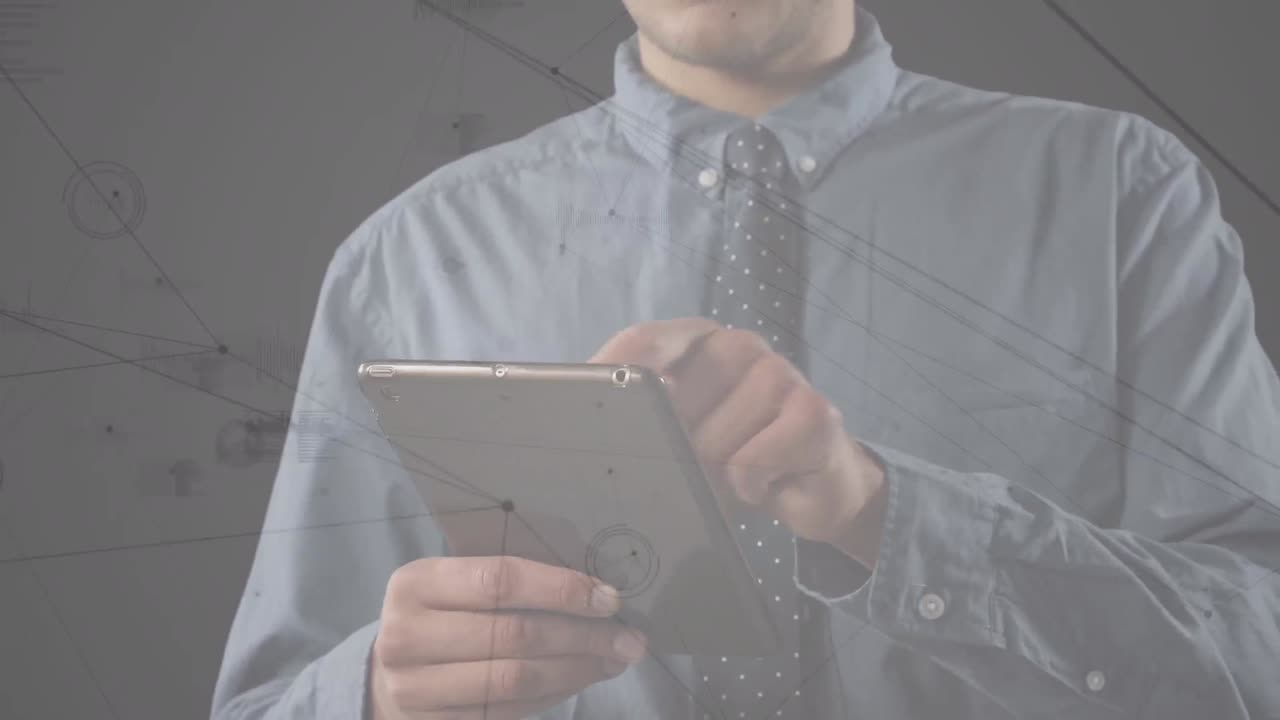 animación de redes de conexiones a través de un empresario caucásico usando una tableta
