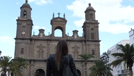 close-up de uma mulher de costas admirando a catedral de santa ana em las palmas, gran canaria