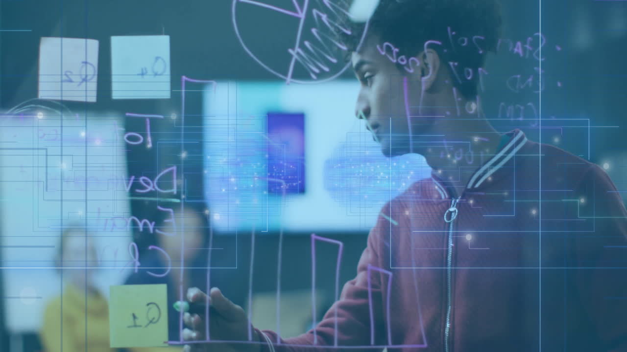 escritura en tablero transparente, joven profesional sobre animación de procesamiento de datos digitales