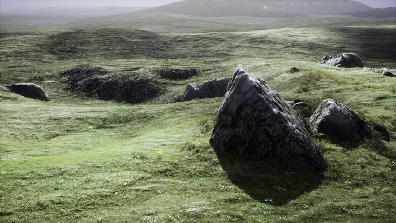 prado verde en el fondo de las montañas