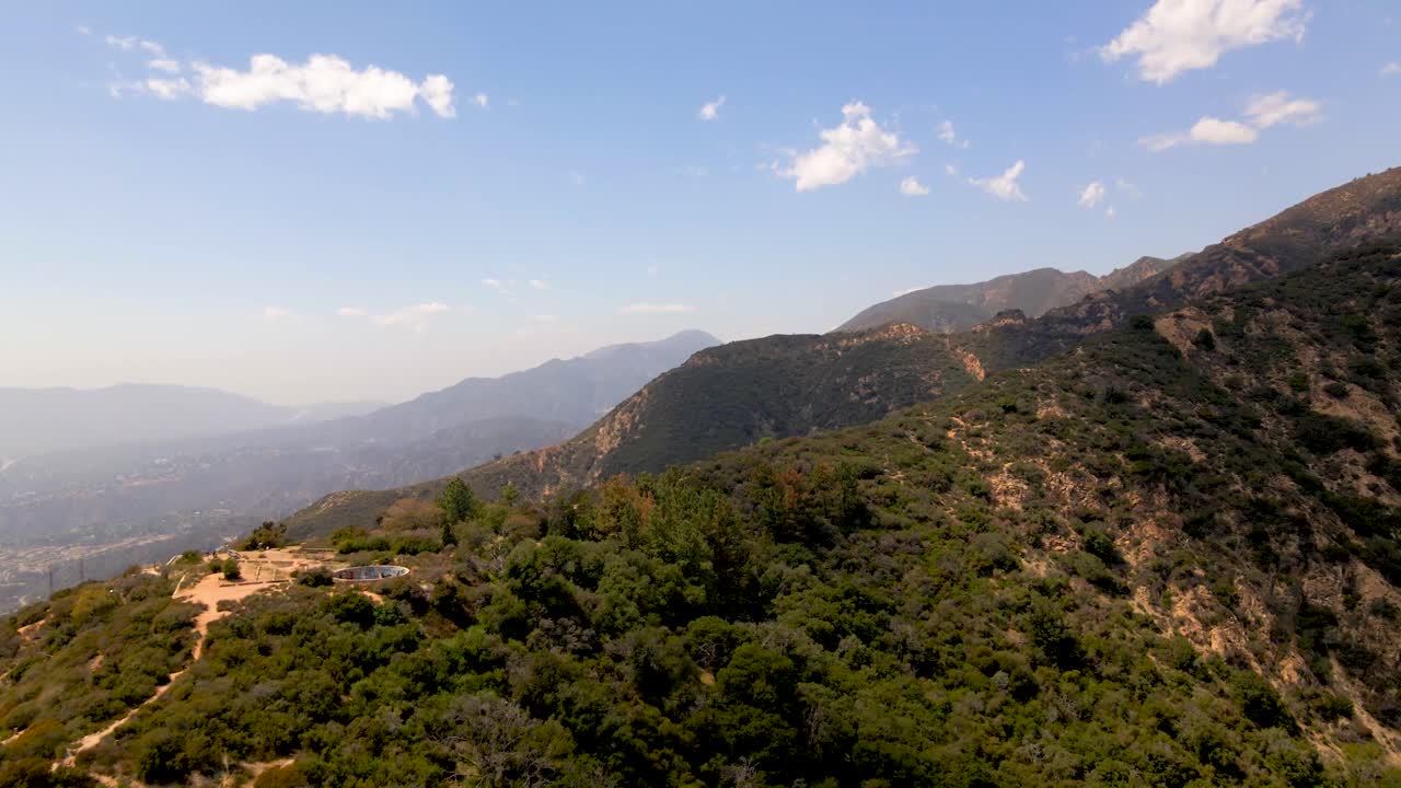 volando sobre las ruinas de la casa de la montaña echo