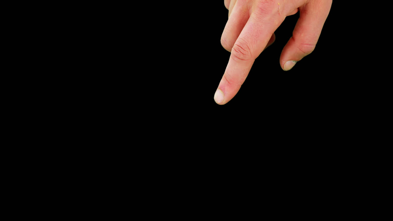 미래의 디지털 스크린을 사용하는 척하는 사람의 손