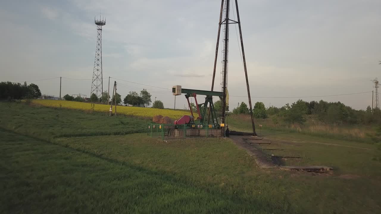 estación de bombeo de petróleo en el campo de raps. transporte y distribución de petróleo. tecnología del sistema de transporte. manual de capacitación para el refinado de petróleo. extracción de recursos naturales. combustible alternativo.