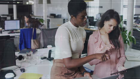 animação de gráficos, símbolos sobre colegas de trabalho multirraciais discutindo idéias sobre tablet digital