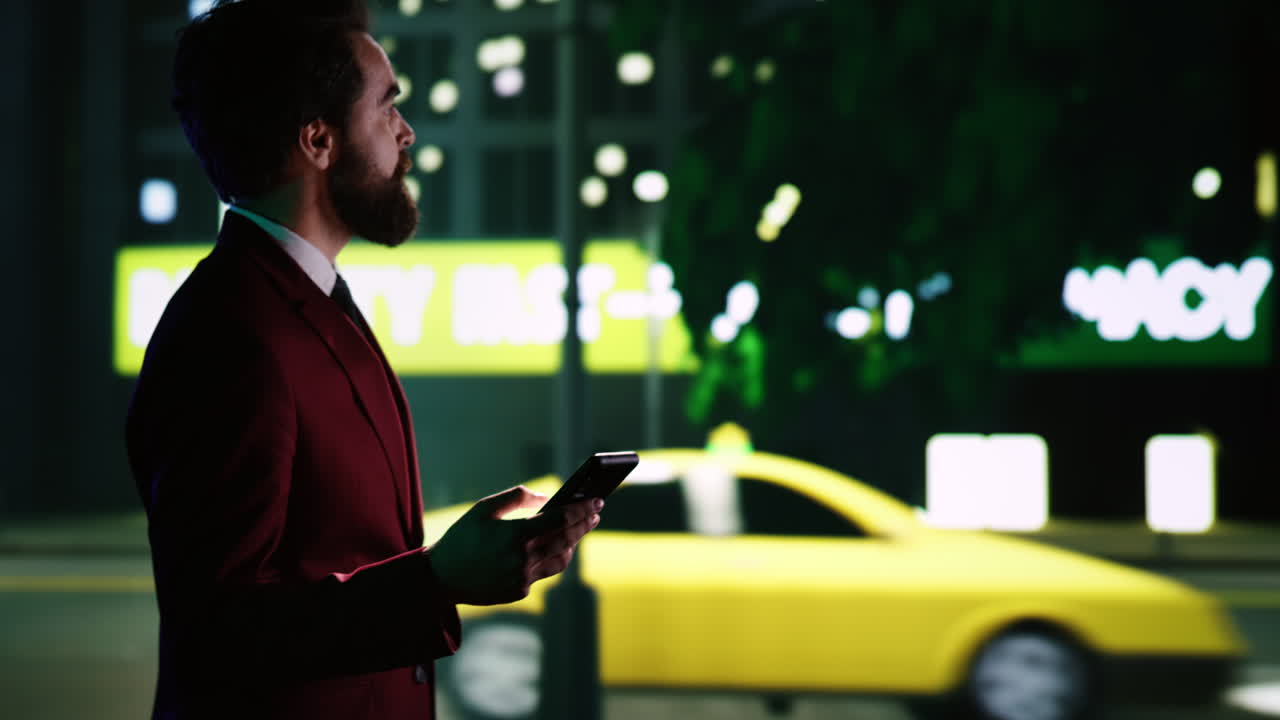 고급스러운 사업가는 메시지를 확인합니다.