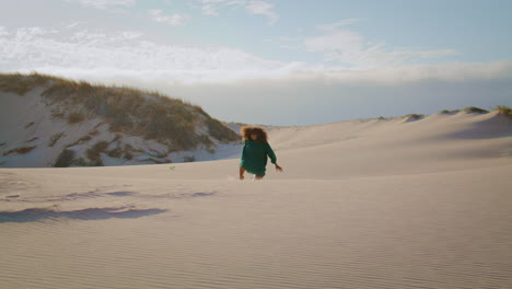 silueta mujer realizando desierto en la distancia. chica bailando estilo contemporáneo.