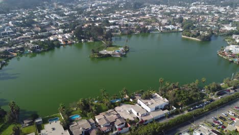 Video-De-Drone-De-Un-Lago-Con-Una-Pequeña-Isla-En-El-Medio