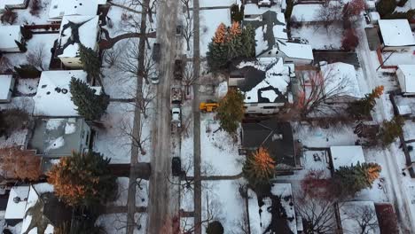 2-5 crepúsculo vista aérea de aves sobre lujosas casas residenciales de invierno nevadas en carreteras árboles desnudos casi nadie afuera acepta autos estacionados entrega bicicletas durante el bloqueo de restricción silenciosa covid19