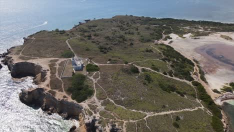 Edificio-En-La-Costa-Cerca-Del-Mar