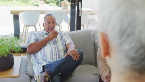 Personas-Mayores-Diversas-En-Una-Reunión-Hablando-En-Una-Casa-De-Retiro