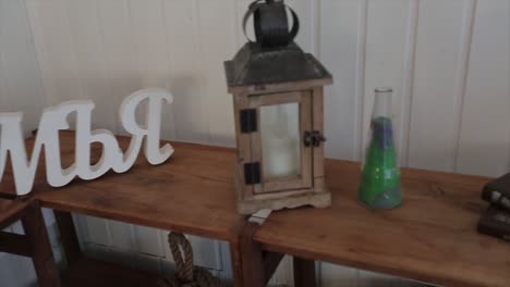 decoración de esquina rústica con letras de madera y linternas