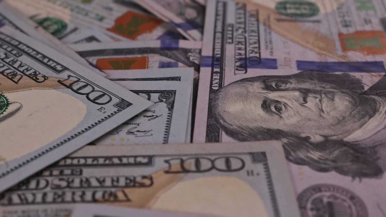 Una pila di banconote da cento dollari
