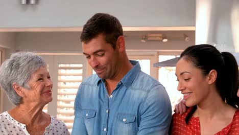 familia cortando verduras juntas