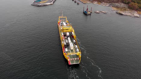 Drohnen-Luftaufnahme-Einer-Beladenen-Autofähre-In-Den-Nördlichen-Schären-Von-Göteborg,-Schweden,-Die-In-Den-Hafen-Fährt