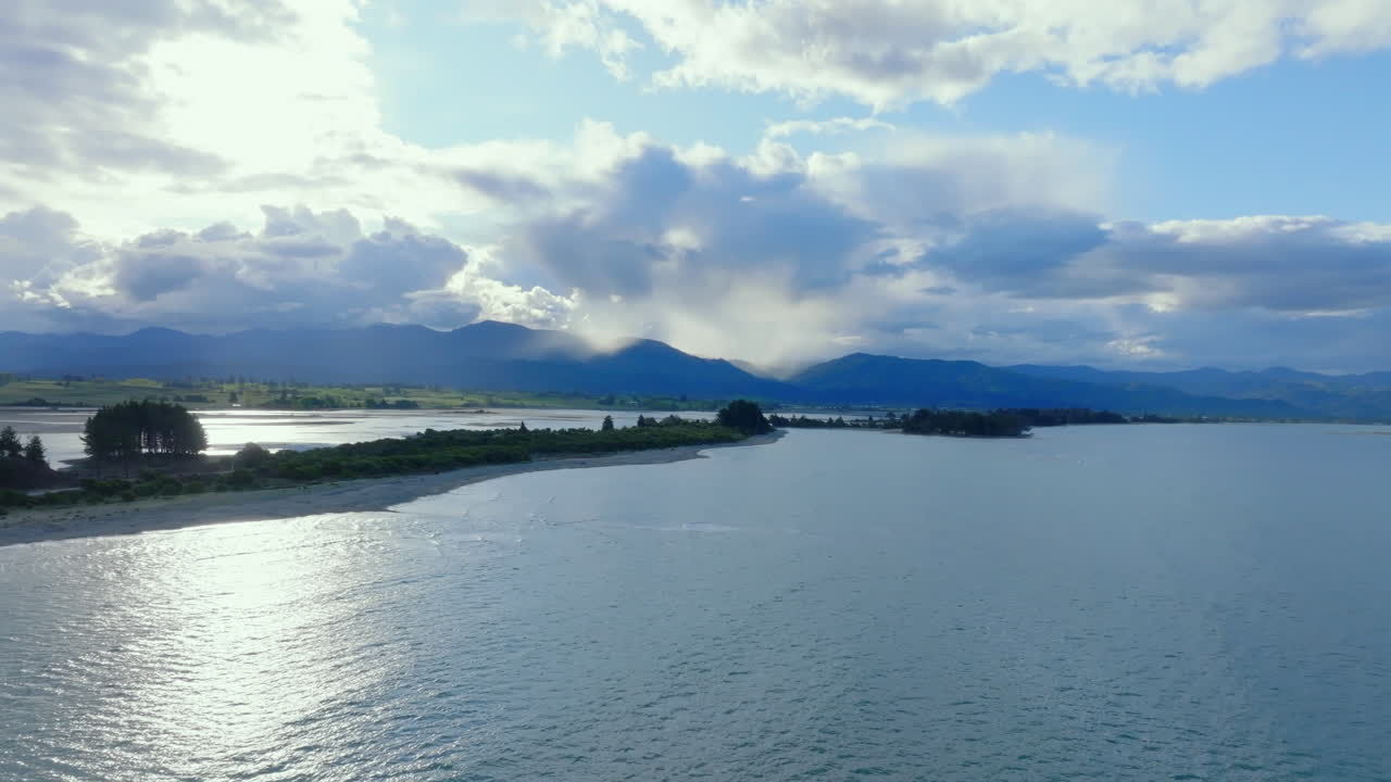 태즈만 만 연안의 드론 촬영, 골든 아워, 뉴질랜드 남섬