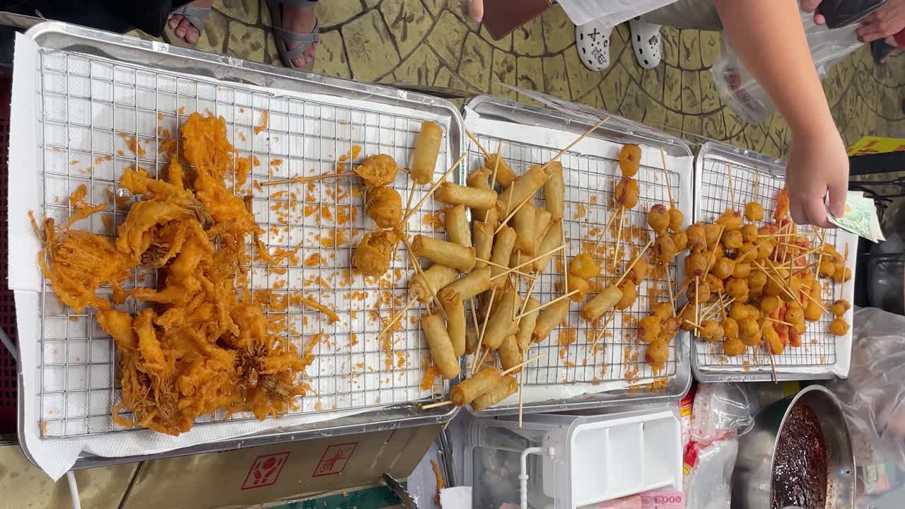 세로 비디오 - 튀긴 길거리 음식은 태국 방콕에서 맛있고 인기가 많습니다.