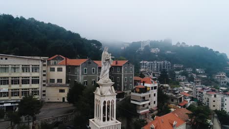 Vista-Aérea-De-Drones-De-La-Estatua-De-La-Virgen-María-En-Dhour-El-Choueir,-Líbano,-Día-Brumoso