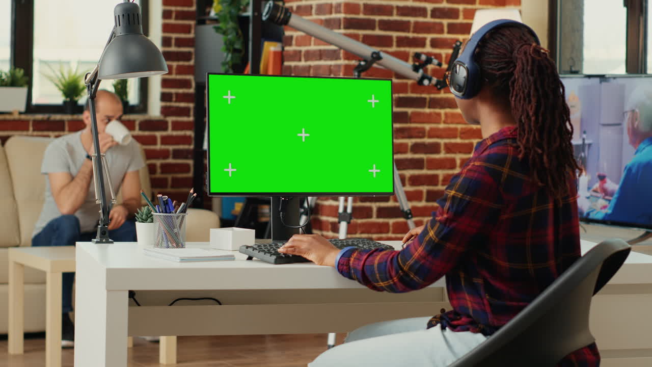 Impiegato d'ufficio che indossa cuffie e usa il greenscreen
