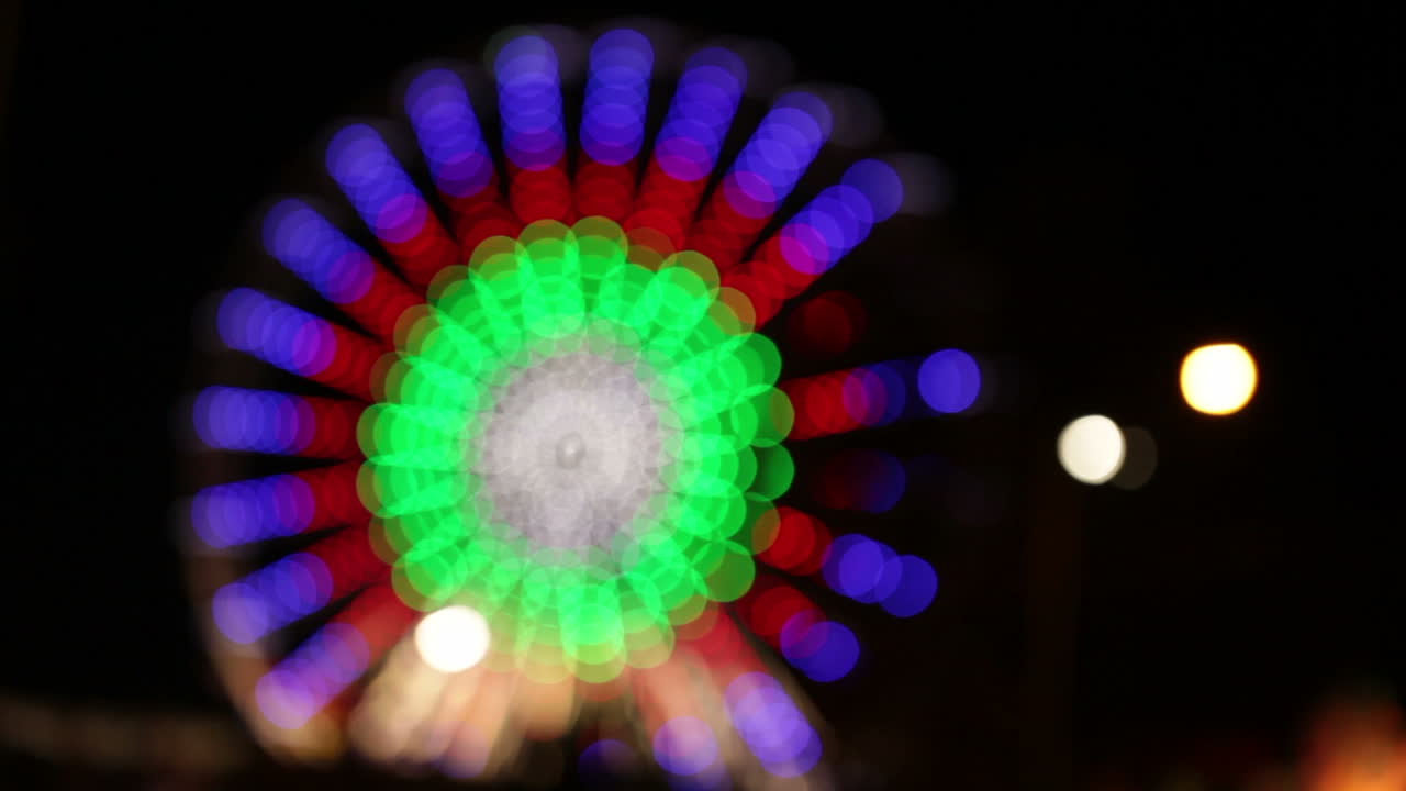 Atração de parque em desfoque
