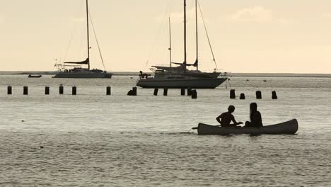 un par de personas enamoradas en canoa en el mar de tahití en el paisaje del yate