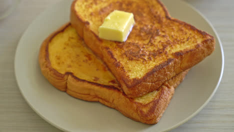 Francés-Tostado-Con-Mantequilla-Y-Miel-Para-El-Desayuno