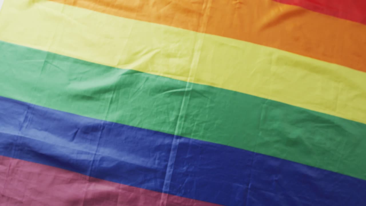 video de la bandera del arco iris sobre un fondo blanco