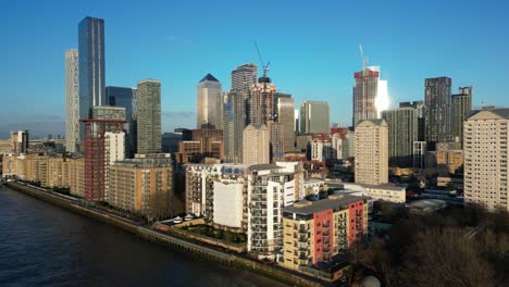 Rascacielos-Residenciales-Y-Comerciales-De-Canary-Wharf-Y-Docklands,-Reino-Unido.