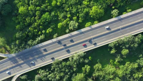 空中無人機飛行 上下看高速公路 繁忙的城市高峰時刻 繁忙的高速公路交通堵塞