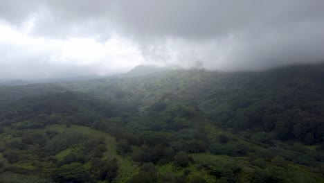 Filmische-Ansichten-Der-Hawaii-landschaft-Während-Des-Bewölkten-Tages