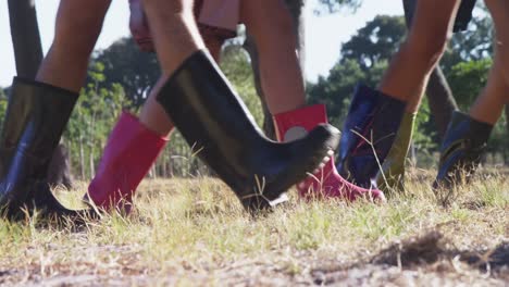 Unterer-Teil-Einer-Frau,-Die-In-Einer-Parklandschaft-Spaziert,-4k