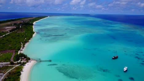 vaste descente aérienne panoramique sur une île tropicale aux maldives