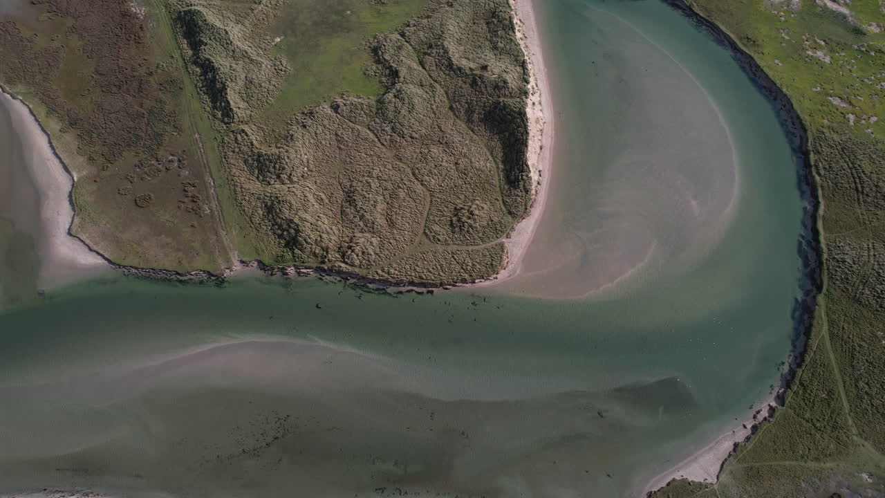 화창한 날 보리코브, 카운티 코르크, 아일랜드, 그림 같은 만 해변과 석호의 조감도, 탑다운 드론 샷