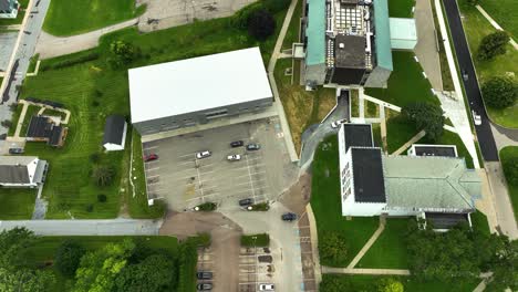 Inclinación-Aérea-Hacia-Una-Vista-De-Arriba-Hacia-Abajo-De-La-Universidad-De-Middlebury-En-Vermont.