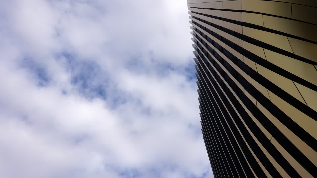 fachada dorada de un complejo de edificios cerca de la estación de tren de masaryk, praga