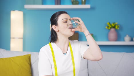 Einen-Diätplan-Befolgen,-Indem-Man-Wasser-Trinkt.