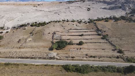 Una-Vista-Aérea-Sobre-Pastos-De-Ovejas-De-Piedra-Quemadas-En-Una-Isla-De-Pag,-Croacia