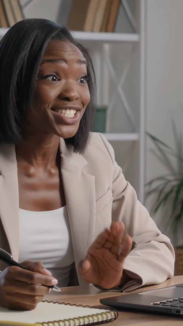 Video verticale: Avvio della conversazione, donna in blazer che gesticola per lo stress e prende appunti con la penna in ufficio.