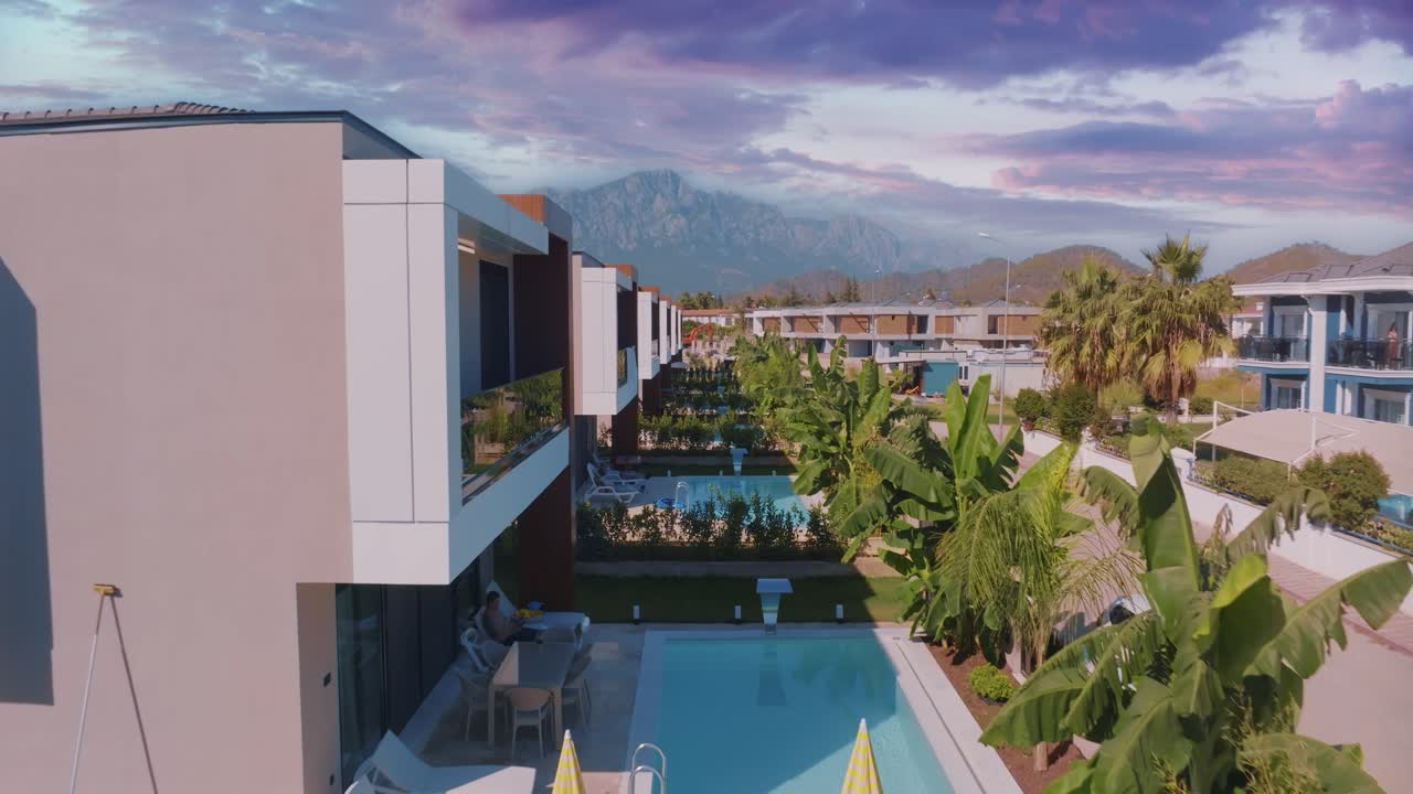 리조트 환경에서 수영장을 가진 럭셔리 빌라