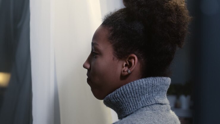 Jeune femme en pleurs dans sa chambre