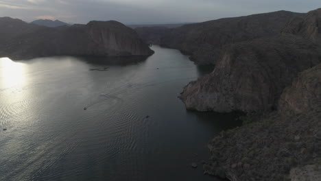 aéreo - lago del desierto después del atardecer