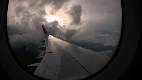 Sonnenuntergang-Und-Schöne-Wolken-Aus-Dem-Fenster-Des-Linken-Flügels-Des-Flugzeugs-Wecken-Reiseerinnerungen