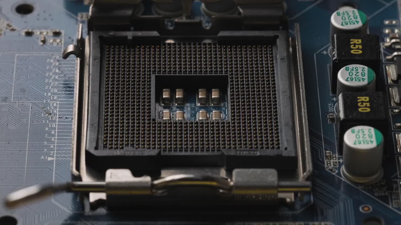 primer plano de la luz roja escaneando los componentes del zócalo de la cpu de la placa base, el concepto de hardware