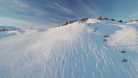 vista del ascensor de esquí y la zona de esquí en saalbach-hinterglemm, austria - fotografía aérea de un avión no tripulado