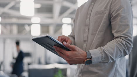 hombre de negocios, manos y trabajando en la tableta en ocupado