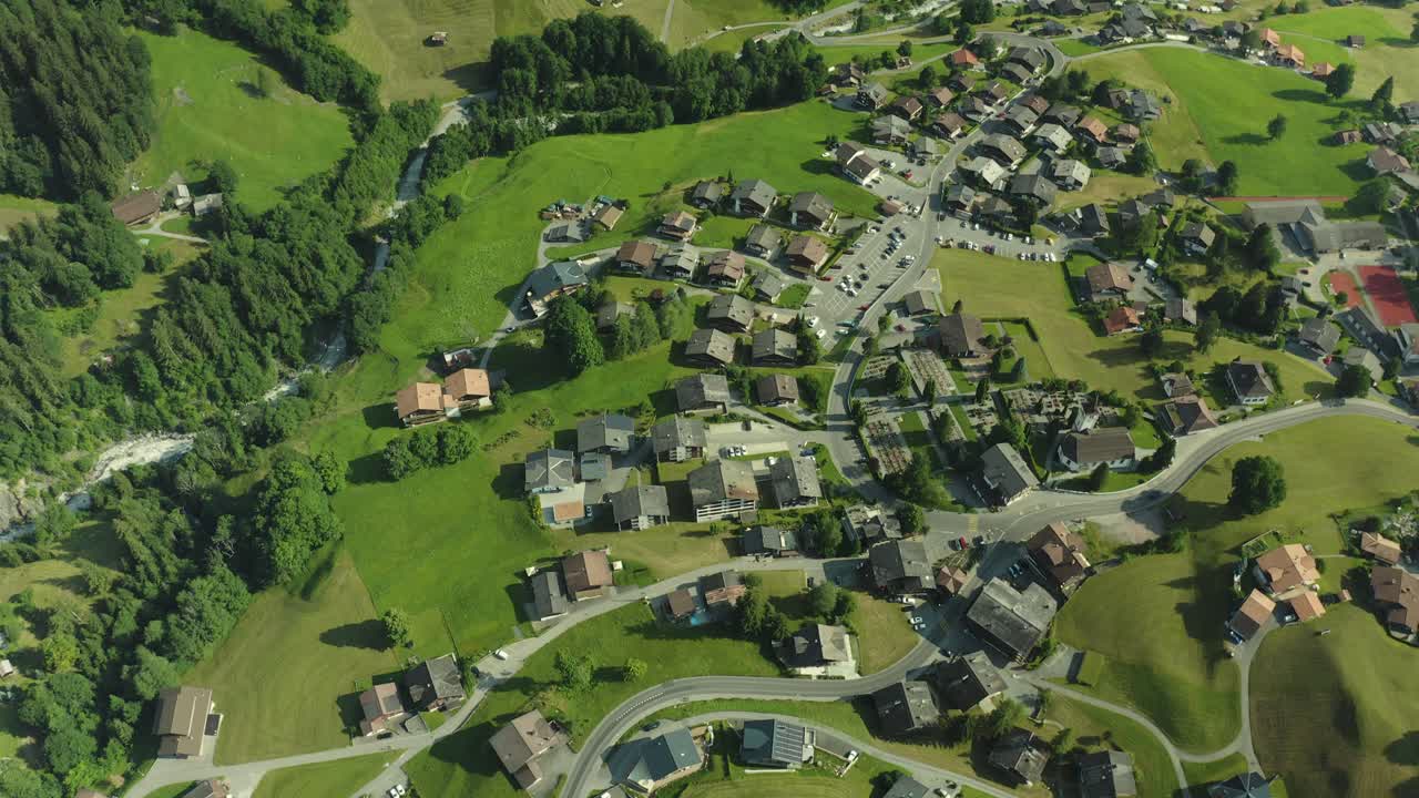 полет над альпийскими домами в зеленой долине, гриндельвальд, швейцария